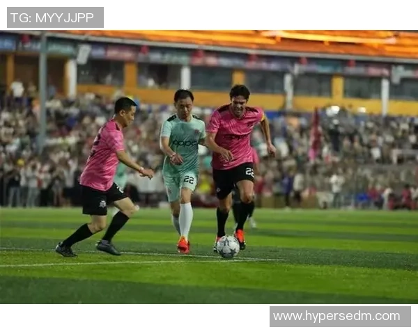 足球球星风采各异与球迷亲切打招呼展现魅力互动与粉丝亲密时刻