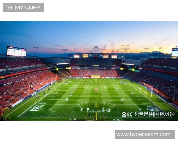 足球巨星卡片P图背景创意设计展现独特风采和球场激情瞬间